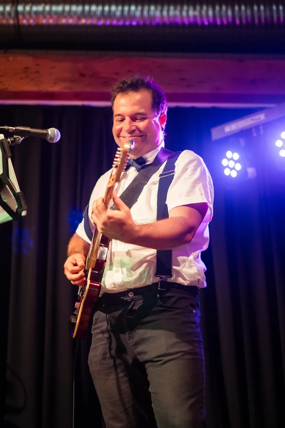 Gitarrist Andrés der Hochzeitsband Time Is Now live auf einer Hochzeit