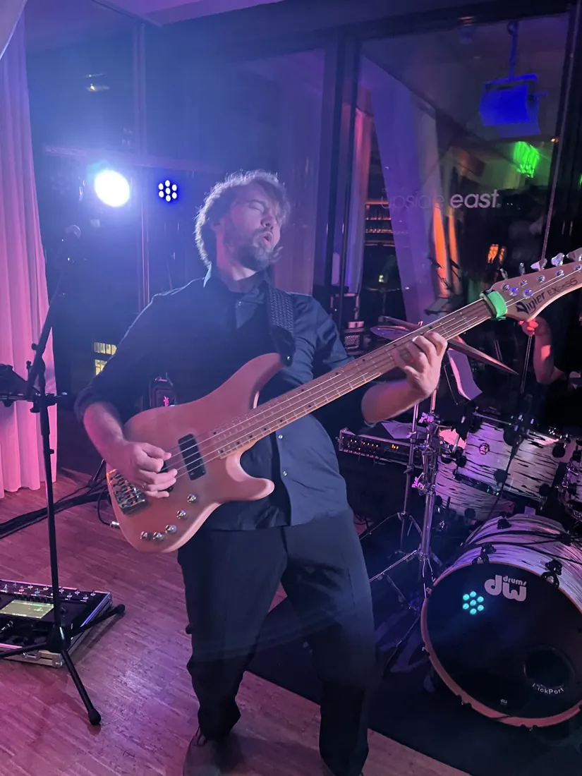 Bassist bei einem Firmenevent