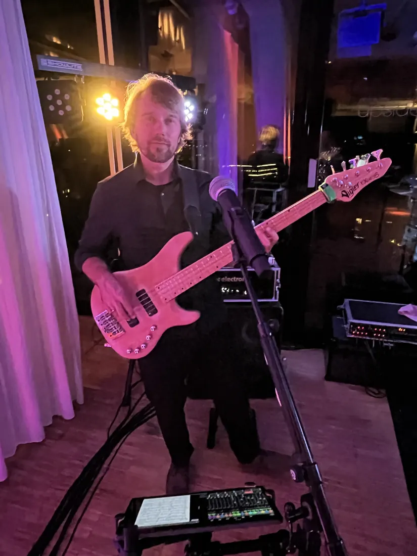 Bassist von Time Is Now live auf einer Feier