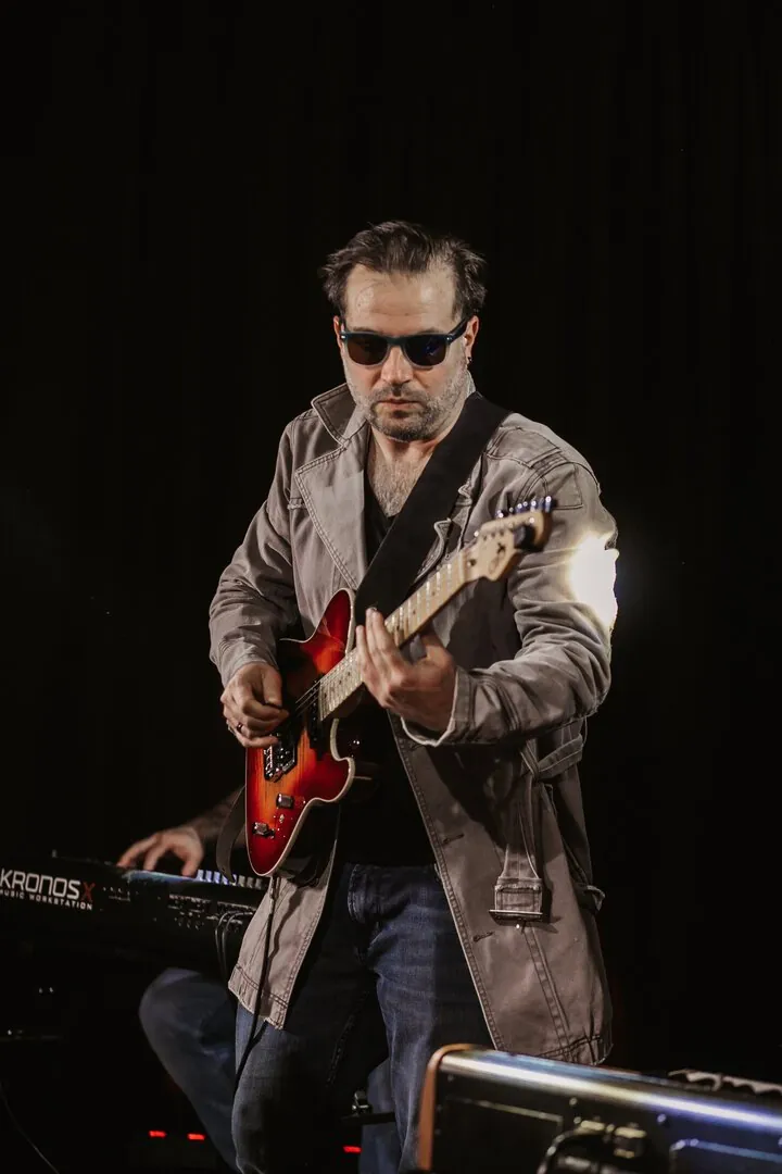 Gitarrist von Time Is Now live