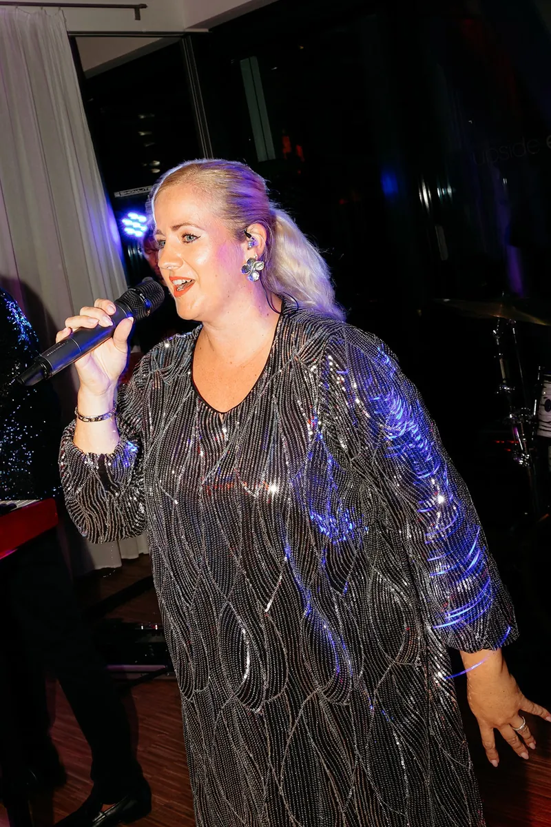 Sängerin Gracia von Time Is Now live im Glitzerkleid
