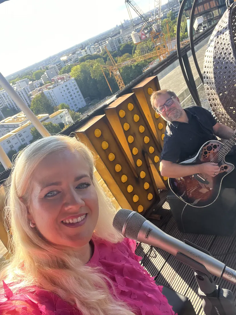 Gracia bei einem Auftritt auf einer Dachterrasse