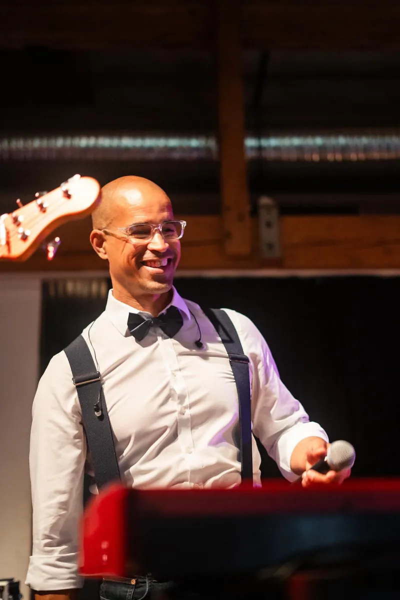 Sänger Mirko von Time Is Now live bei einer Hochzeit