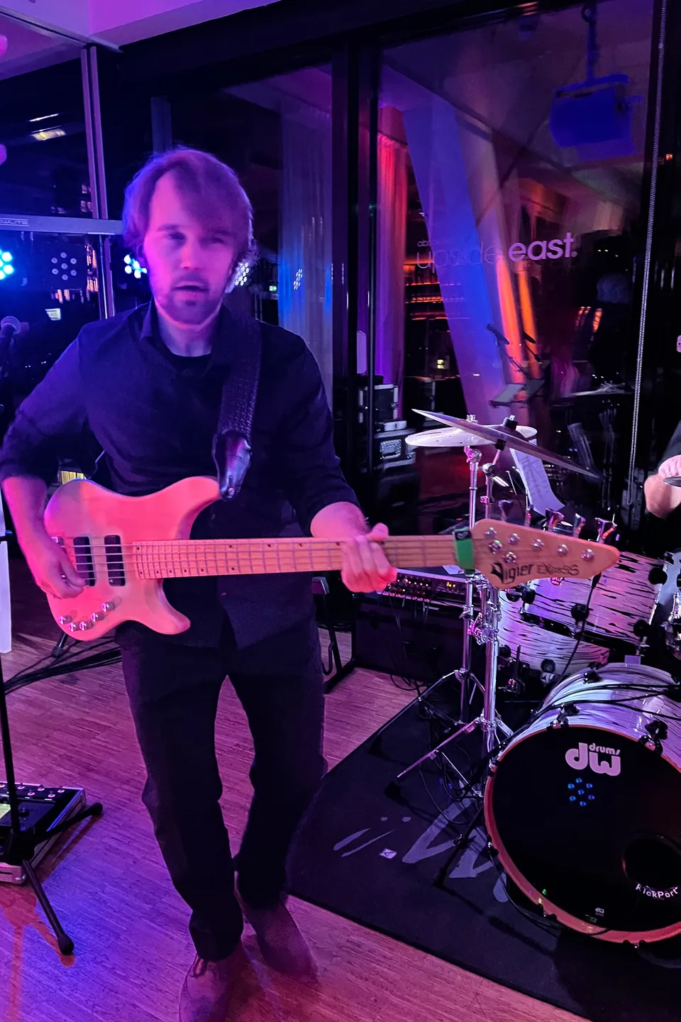 Bassist Philipp der Hochzeitsband Time Is Now live