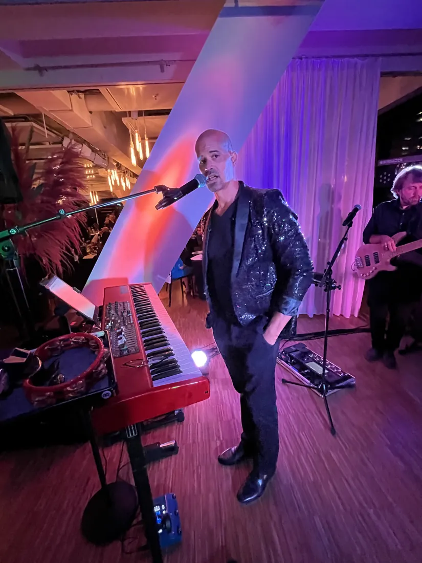Sänger und Keyboarder vor dem Auftritt
