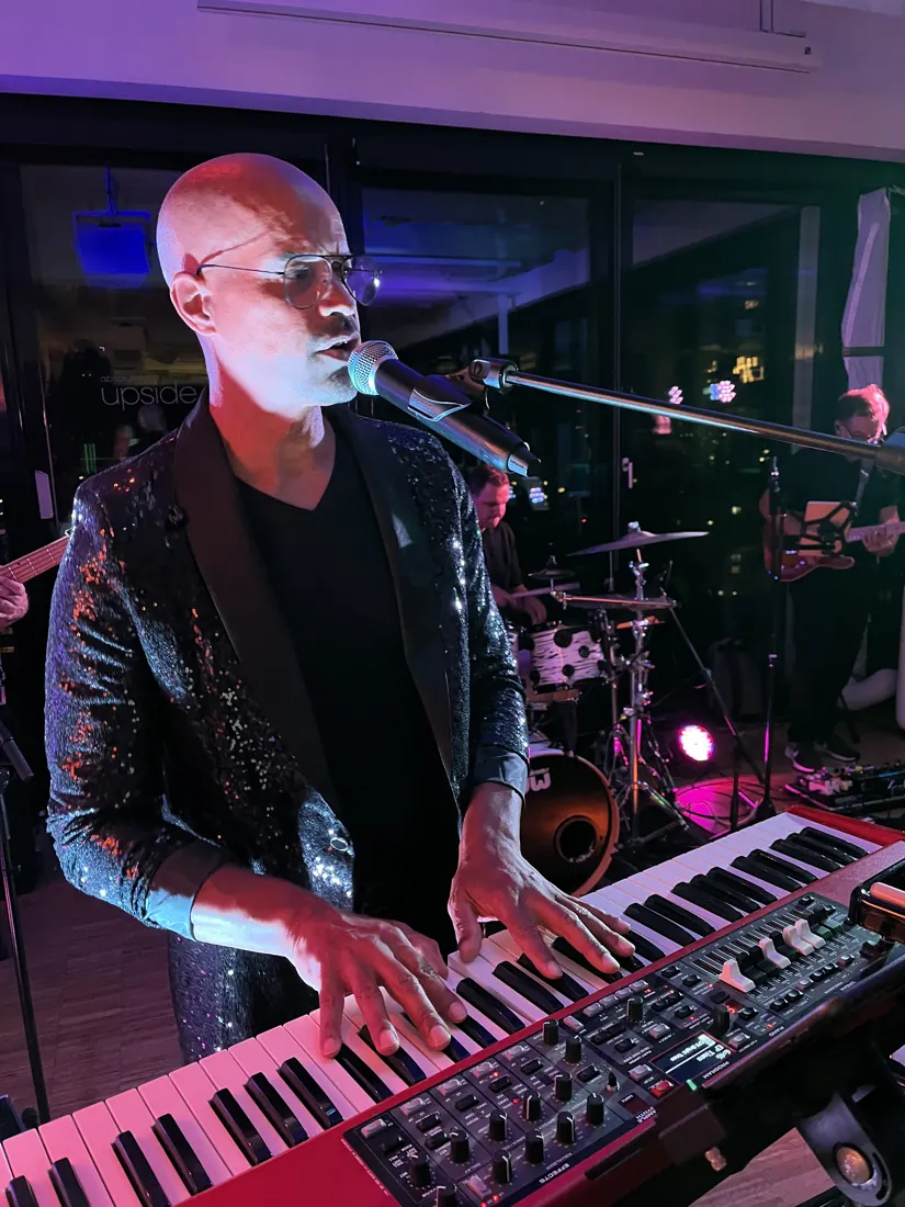 Sänger am Keyboard bei einem Firmenevent