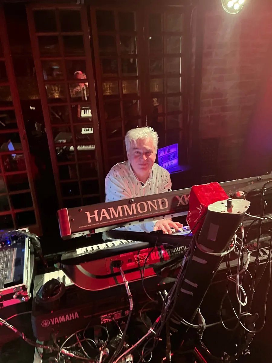 Keyboarder Sebastian von Time Is Now an der Hammond-Orgel
